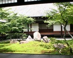 京都最古の禅寺の建仁寺 天井の双龍図と四方から見れる枯山水の庭は必見！