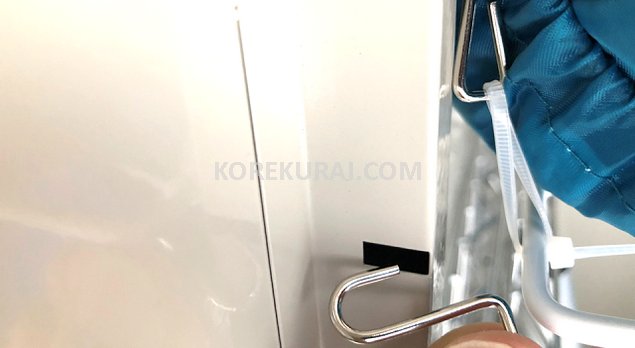 物置の棚受けフックを差し込む