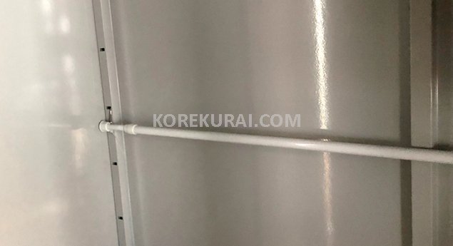 フックで突っ張り棒を引っ掛ける