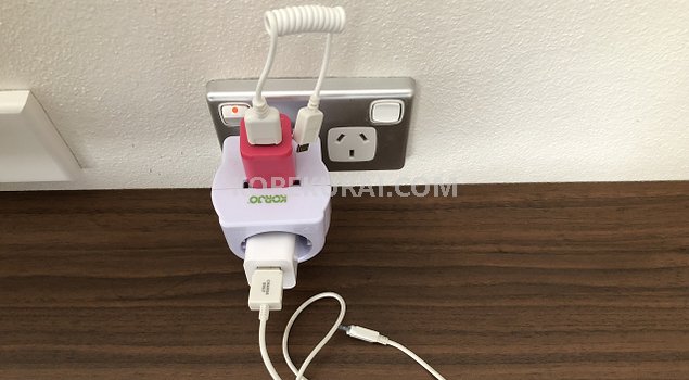 オーストラリア ホテルの電源変換プラグ 差し込んでみた