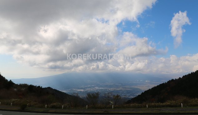 箱根スカイライン 芦ノ湖展望公園 富士山 日差し