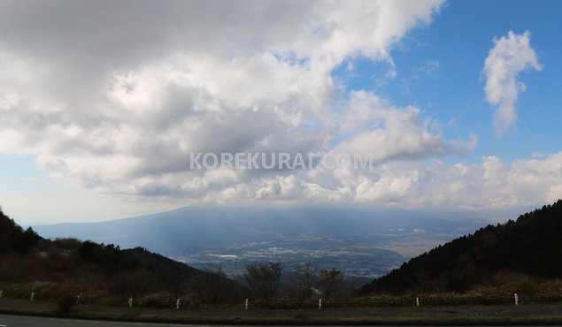 箱根スカイライン 芦ノ湖展望公園 富士山 日差し