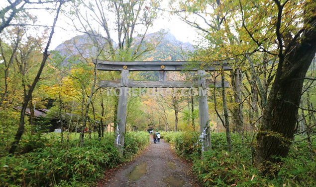 明神池前の鳥居