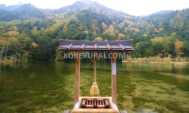 明神池前の鳥居